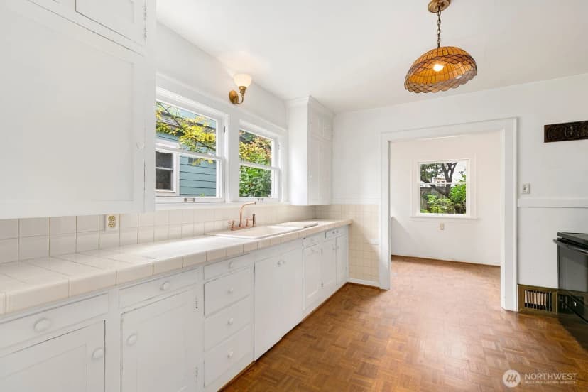 Property photo for 4725 4th Avenue Ne, Seattle photo 11