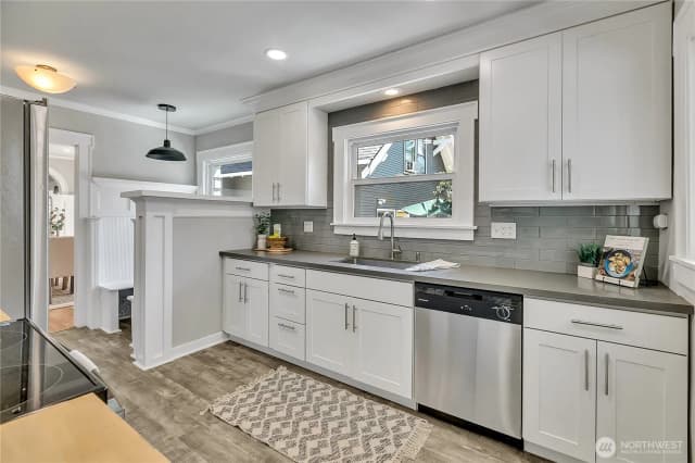 Property photo for 3829 Burke Avenue N, Seattle photo 4