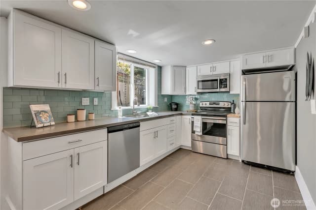 Property photo for 3829 Burke Avenue N, Seattle photo 5