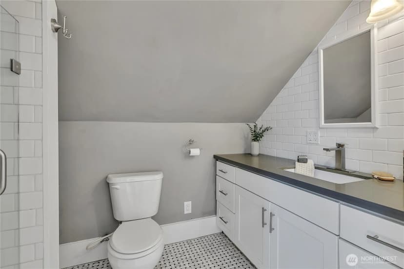 Property photo for 3829 Burke Avenue N, Seattle photo 22