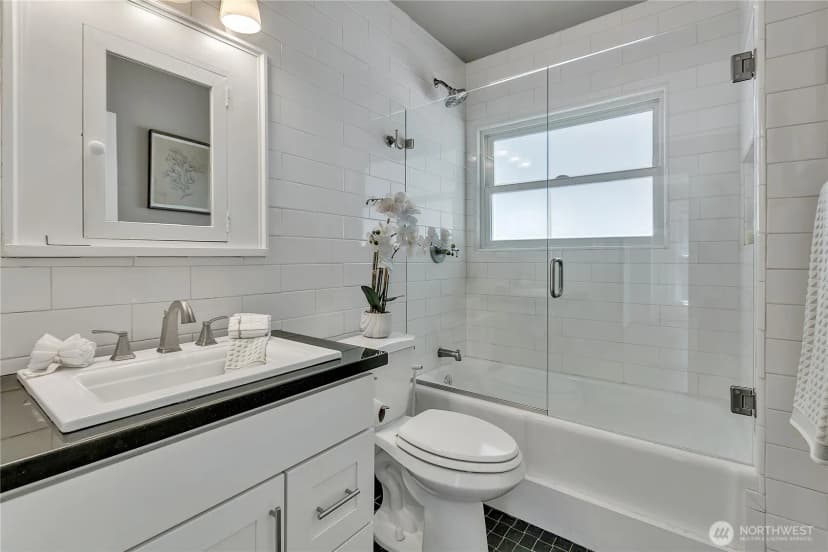 Property photo for 3829 Burke Avenue N, Seattle photo 18