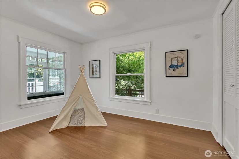 Property photo for 3829 Burke Avenue N, Seattle photo 17