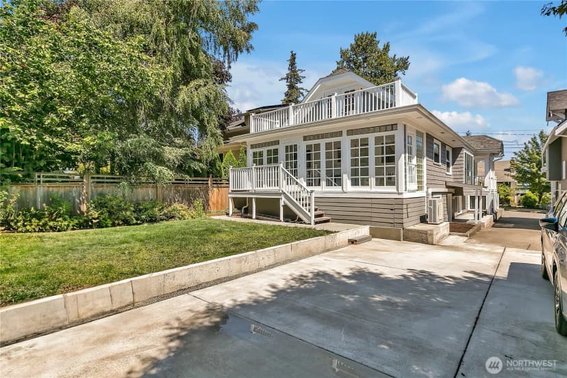 Property photo for 3829 Burke Avenue N, Seattle photo 32