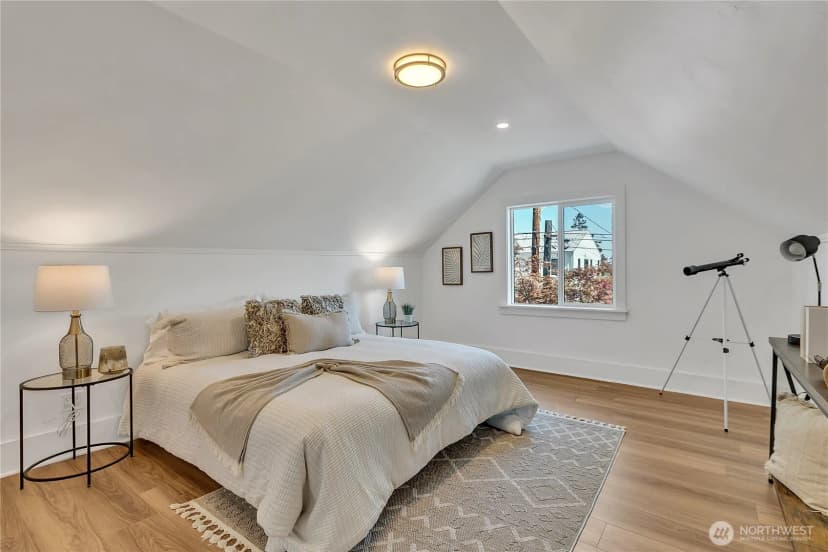 Property photo for 3829 Burke Avenue N, Seattle photo 7