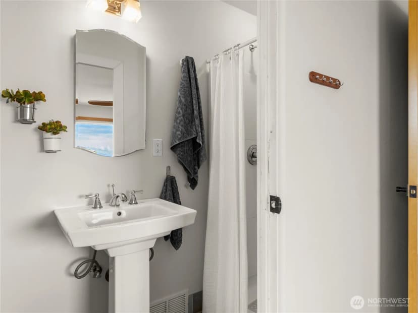 Property photo for 933 S Mountain View Avenue, Tacoma photo 23