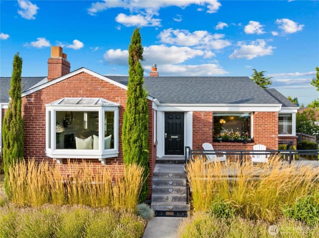 Property photo for 1946 Edgemont Place W, Seattle