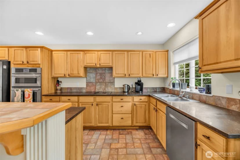 Property photo for 18005 252 Avenue Se, Maple Valley photo 4