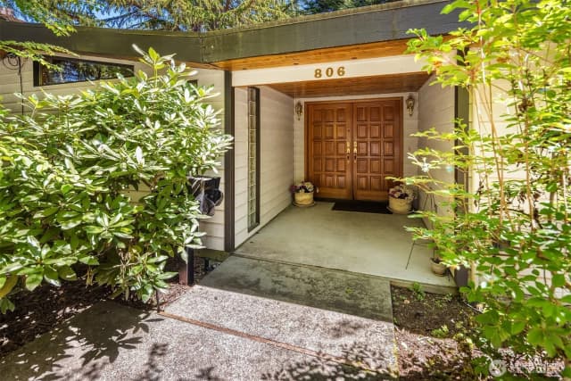 Property photo for 806 101st Avenue Se, Bellevue photo 2