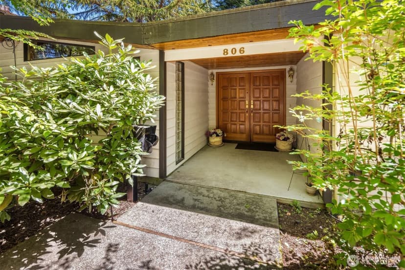 Property photo for 806 101st Avenue Se, Bellevue photo 2