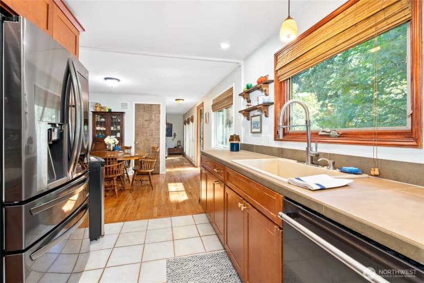Property photo for 19707 67th Avenue Ne, Kenmore photo 9