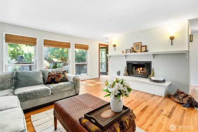 Property photo for 19707 67th Avenue Ne, Kenmore photo 4