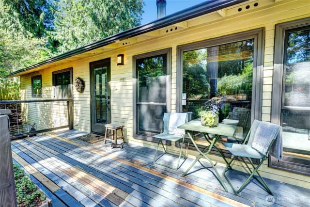 Property photo for 19707 67th Avenue Ne, Kenmore photo 3