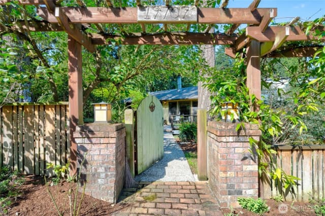Property photo for 19707 67th Avenue Ne, Kenmore photo 2