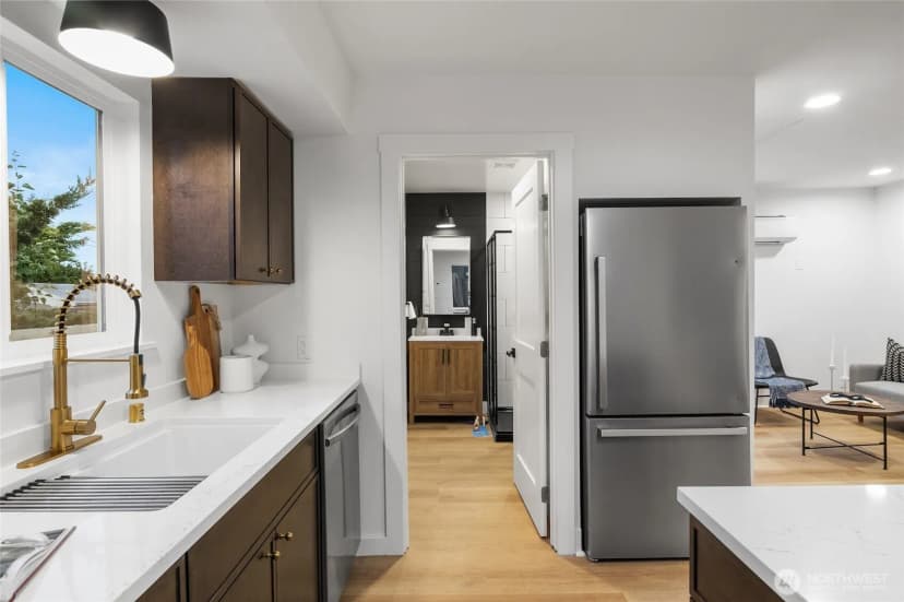 Property photo for 11550 22nd Avenue Ne, Seattle photo 4