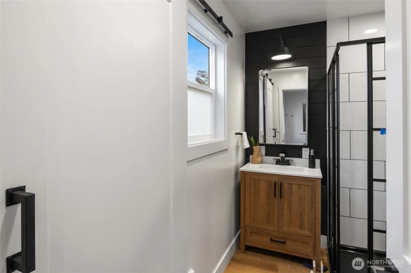 Property photo for 11550 22nd Avenue Ne, Seattle photo 11