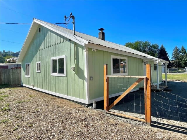 Property photo for 423 3rd Avenue W, Omak photo 3
