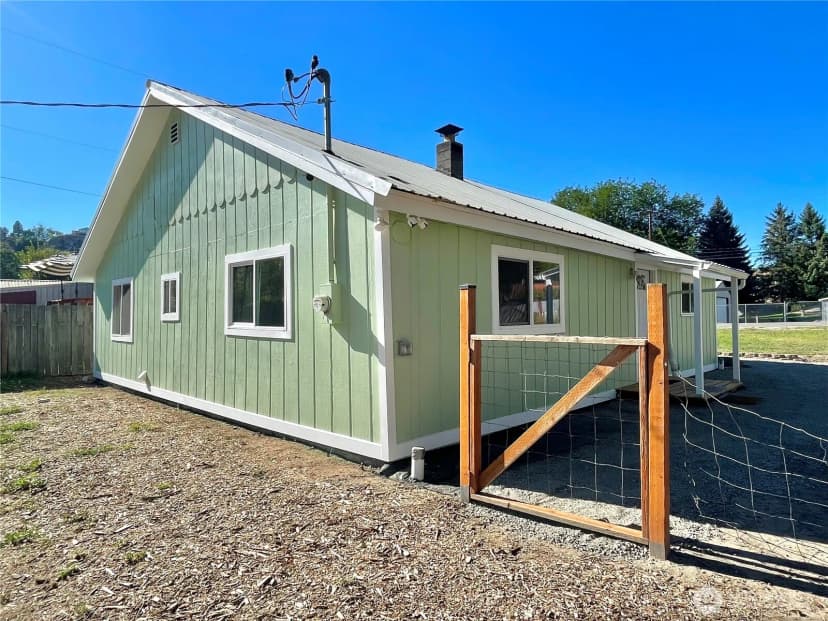 Property photo for 423 3rd Avenue W, Omak photo 3