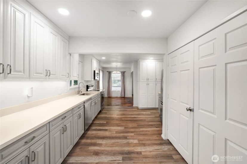 Property photo for 1215 Jasper Avenue Ne, Olympia photo 12