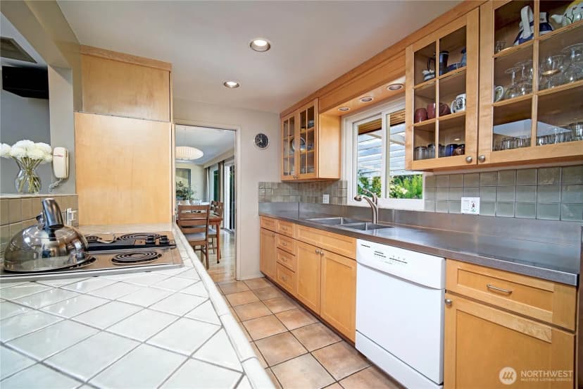 Property photo for 4111 Ne 103rd Place, Seattle photo 7