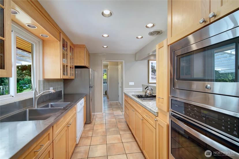 Property photo for 4111 Ne 103rd Place, Seattle photo 8