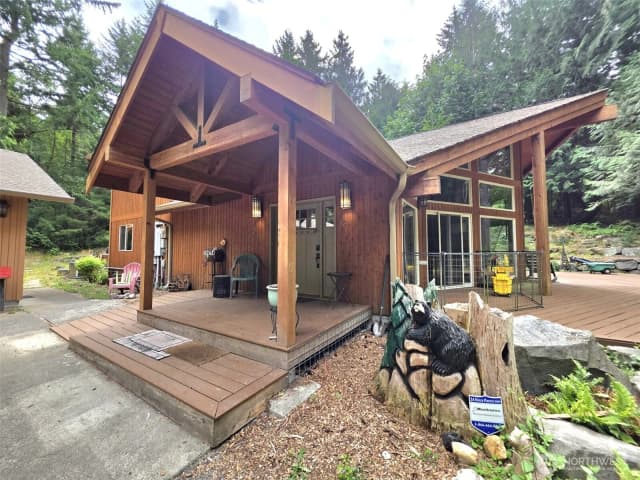 Property photo for 6136 Puget Beach Road Ne, Olympia photo 2