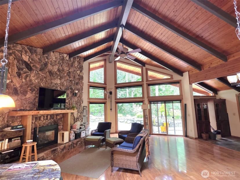 Property photo for 6136 Puget Beach Road Ne, Olympia photo 4