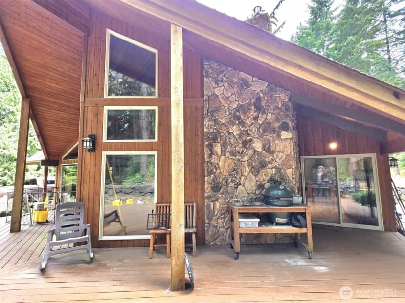 Property photo for 6136 Puget Beach Road Ne, Olympia photo 3