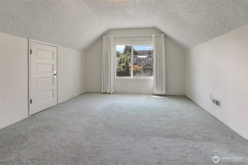 Property photo for 4022 Woodland Park Avenue N, Seattle photo 13
