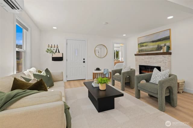Property photo for 4836 25th Avenue Sw, Seattle photo 4