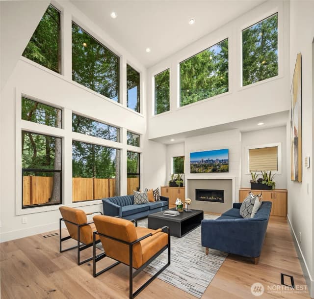 Property photo for 16648 Ne 12th Street, Bellevue photo 2