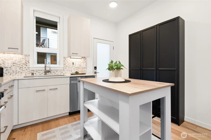 Property photo for 618 N 49th Street, Seattle photo 12