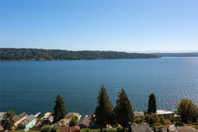 Property photo for 10523 Exeter Avenue Ne, Seattle photo 4