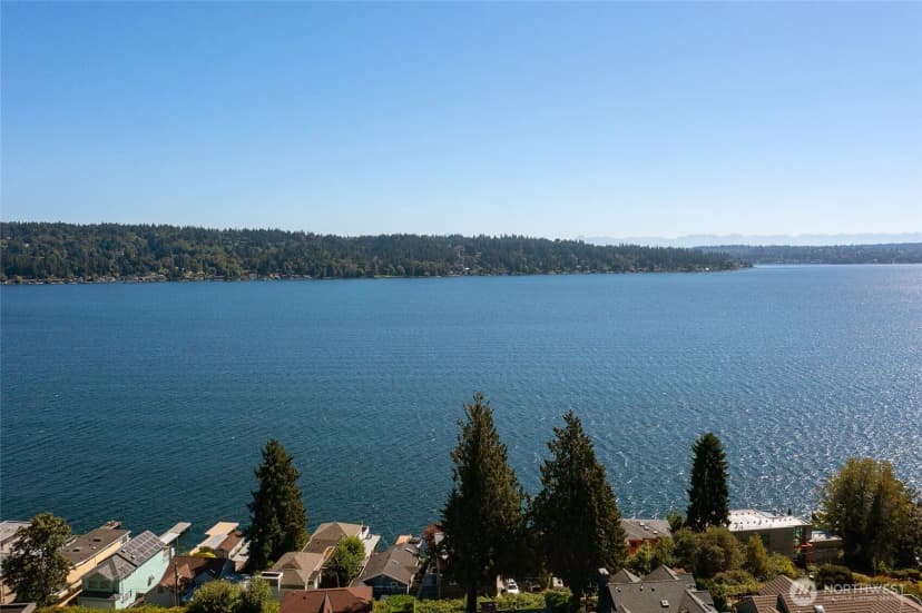 Property photo for 10523 Exeter Avenue Ne, Seattle photo 4