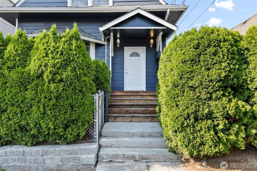 Property photo for 1310 Ne 52nd Street, Seattle photo 2
