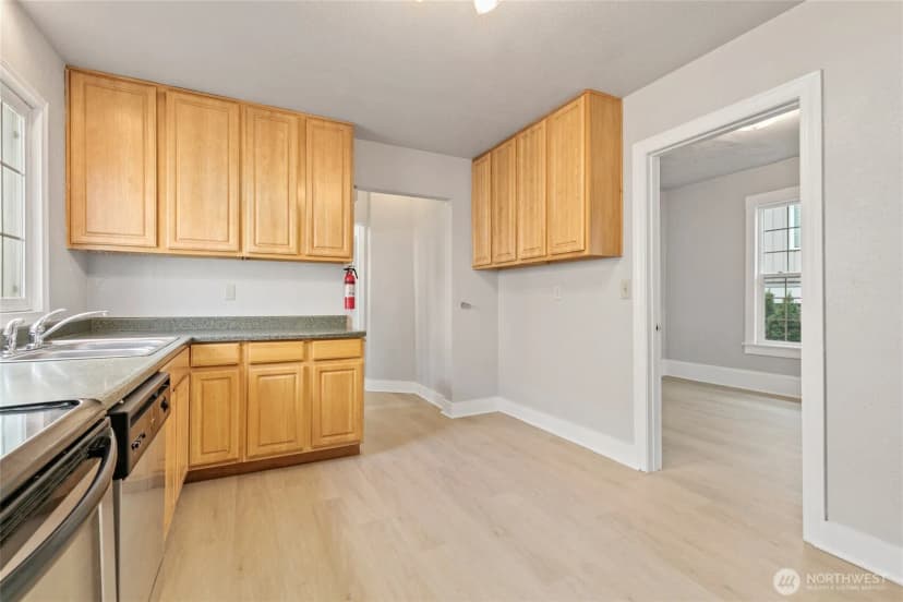 Property photo for 1310 Ne 52nd Street, Seattle photo 9