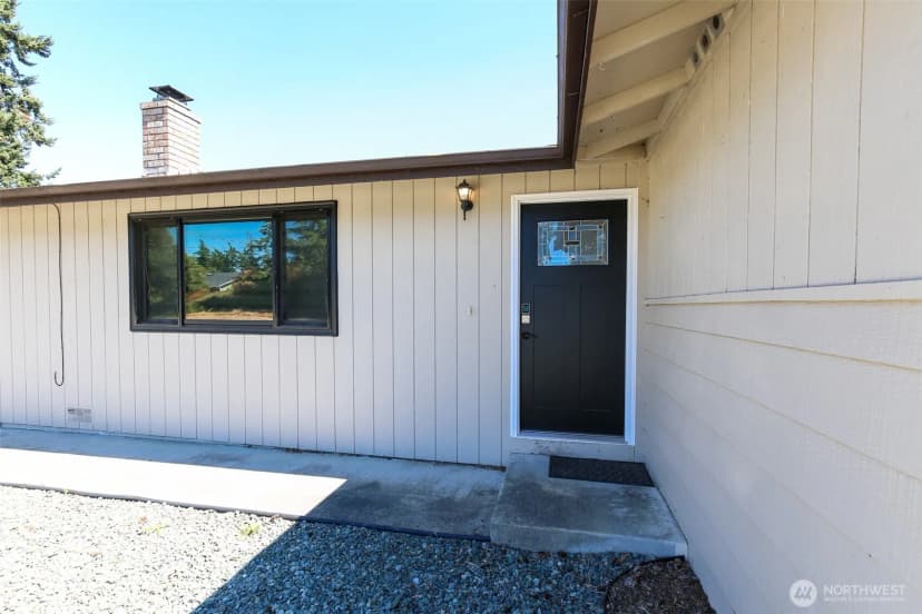 Property photo for 748 Sw Heller Street, Oak Harbor photo 2