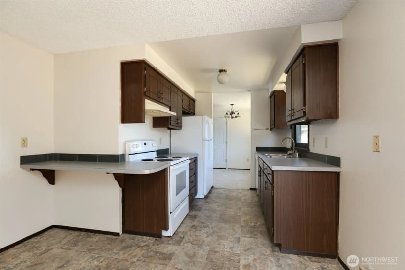 Property photo for 748 Sw Heller Street, Oak Harbor photo 9