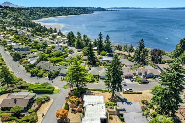Property photo for 11988 Marine View Drive Sw, Burien photo 2