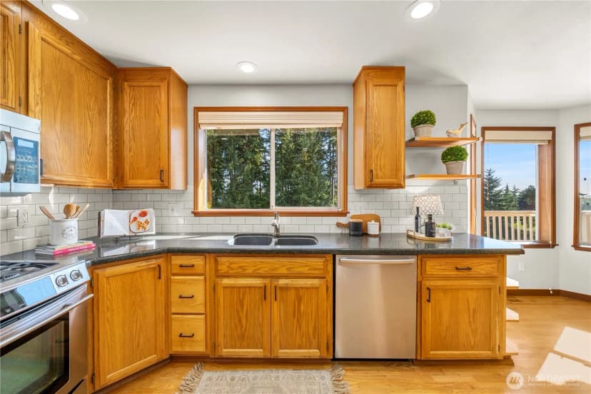 Property photo for 5208 Ridge Drive Ne, Tacoma photo 8