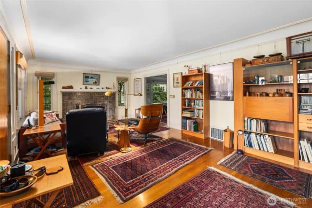 Property photo for 4321 Densmore Avenue N, Seattle photo 3