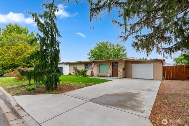 Property photo for 929 Corbaley Place, Wenatchee
