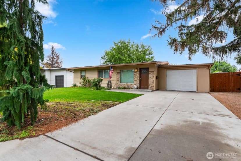 Property photo for 929 Corbaley Place, Wenatchee photo 2