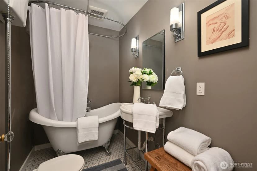 Property photo for 5220 18th Avenue Ne, Seattle photo 13