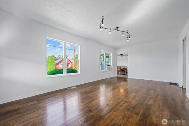 Property photo for 403 E Division Street, Mount Vernon photo 5