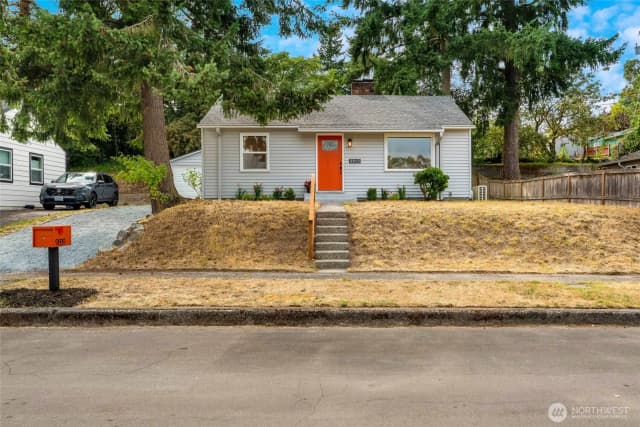 Property photo for 9819 Sw 32nd Ave, Seattle photo 2