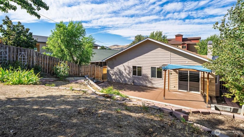 Property photo for 116 E Raymond Avenue, Chelan photo 3