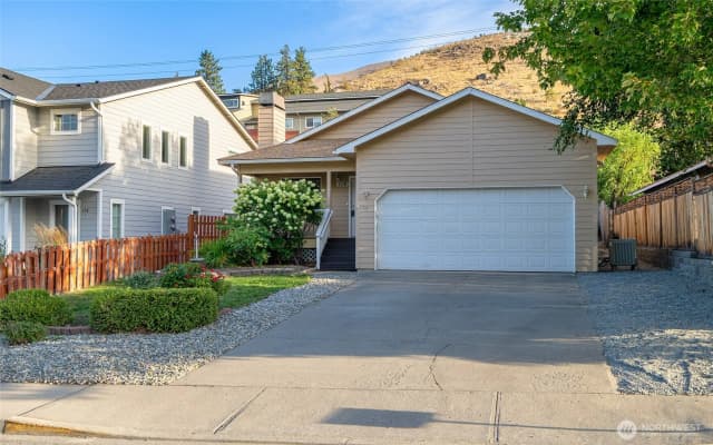 Property photo for 116 E Raymond Avenue, Chelan photo 2