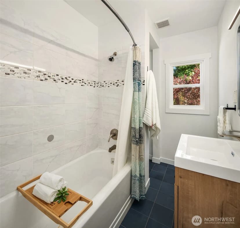 Property photo for 9756 Wallingford Avenue N, Seattle photo 10