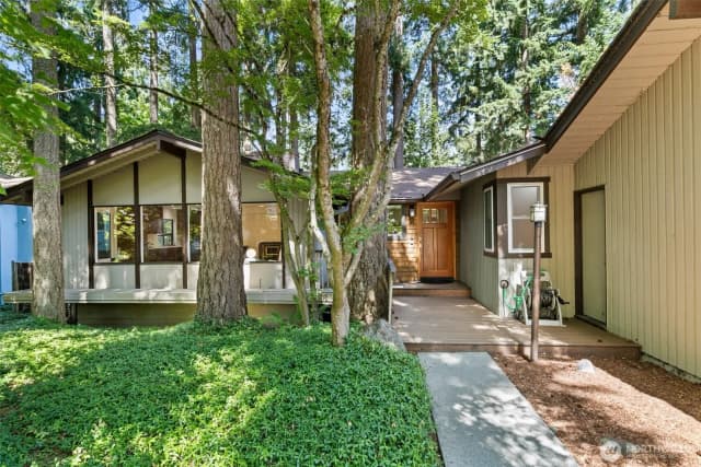 Property photo for 15916 Se 42nd Place, Bellevue photo 2