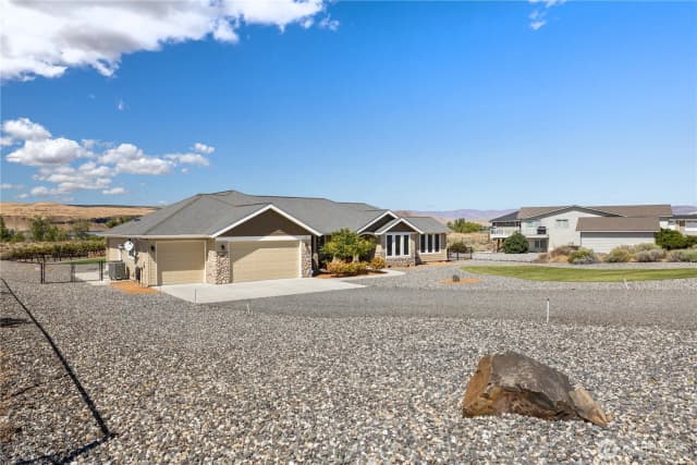 Property photo for 702 Lakeside Way Sw, Mattawa photo 4
